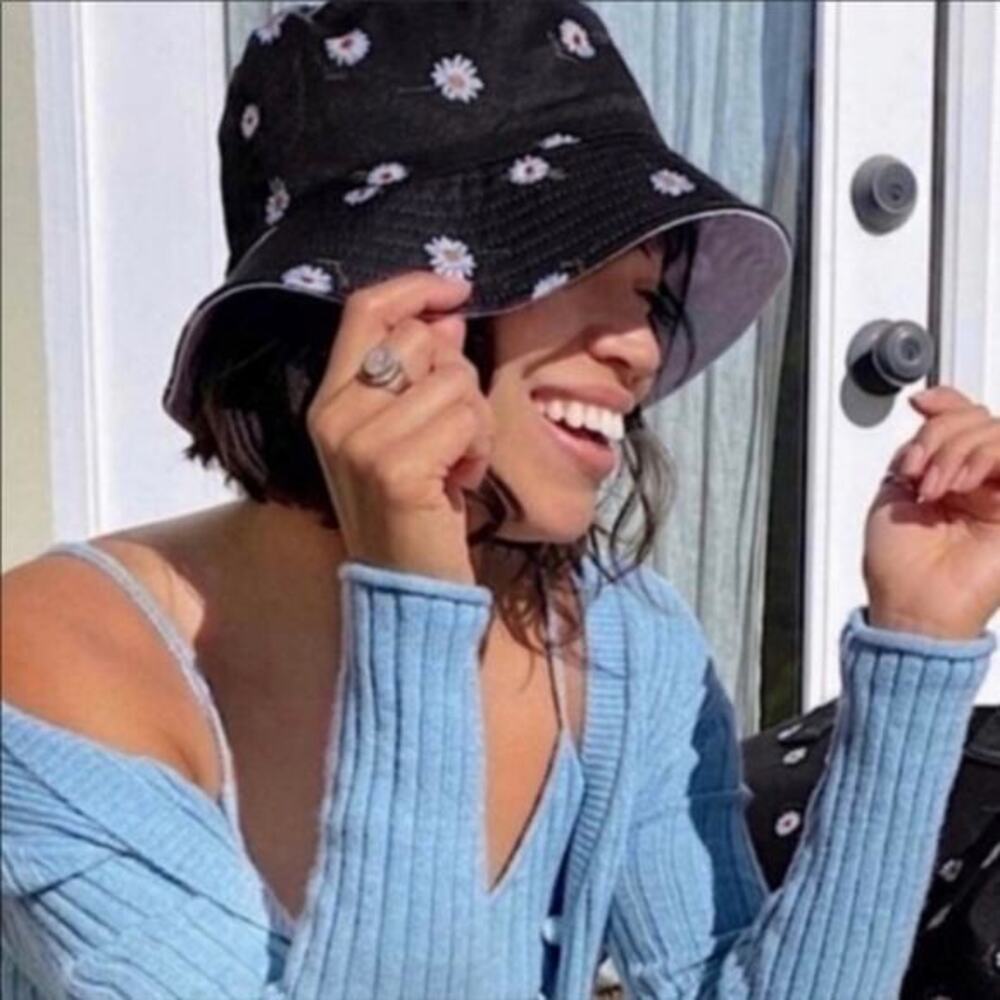 Brand new Alice + Olivia reversible daisy and white bucket hat